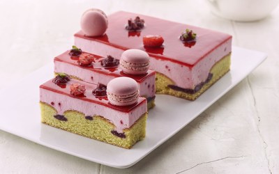 Cake au pistache avec bavarois de framboises